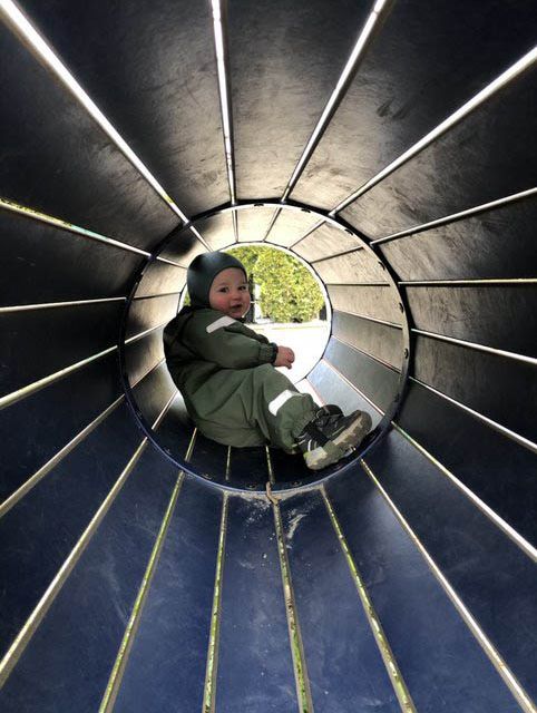 Gutt som gjemmer seg