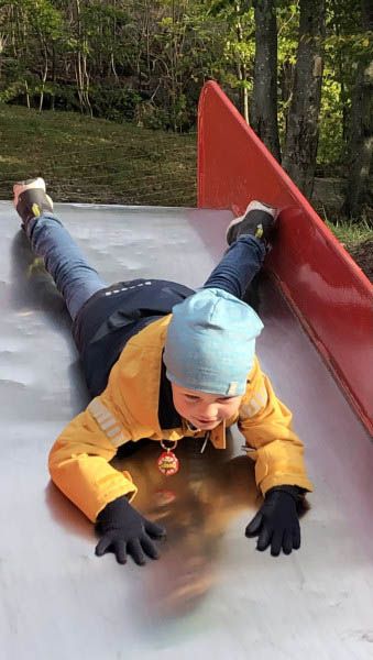 Gutt på en sklie
