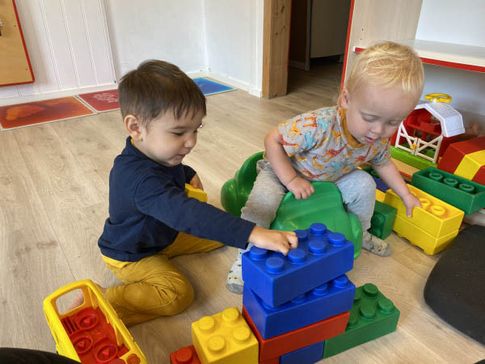 Unge barn bygger lego