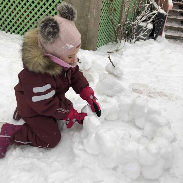 Jente leker i snø