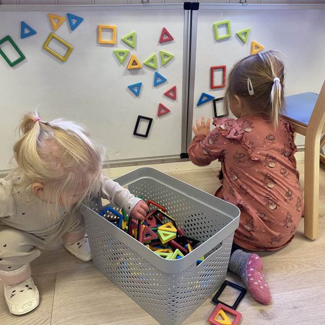 Barn leker med figurer