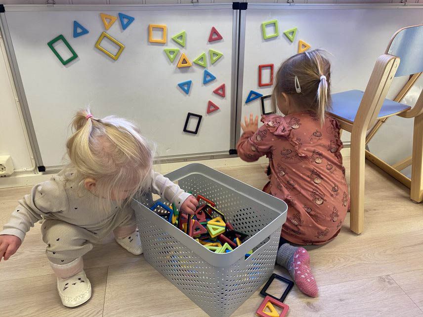 Barn leker med figurer