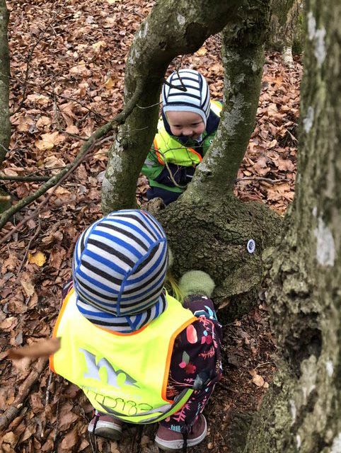 Barn leker ved et træ