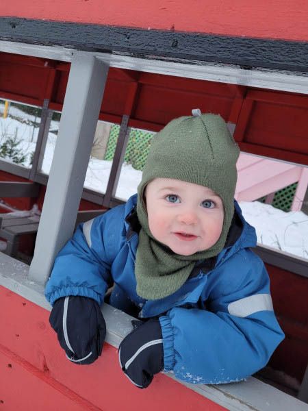 Lite barn leker om vinteren
